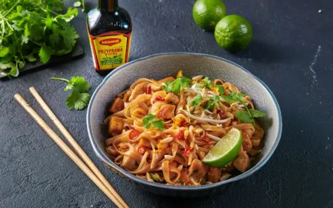 Pyszny pad thai przepis z kurczakiem, tofu i kiełkami. Idealny na szybki obiad.