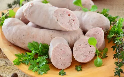 Pyszna biała kiełbasa, idealna do pieczenia. Ten przepis na białą kiełbasę zachwyci każdego.