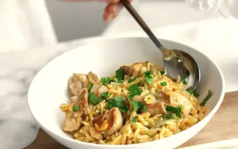Miseczka pysznego makaronu orzo z kurczakiem i natką pietruszki. Idealny dobry szybki obiad na niedzielę.