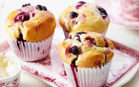 Pyszne muffinki z borówkami, pachnące latem i domowym ciepłem. Idealne na deser lub śniadanie.