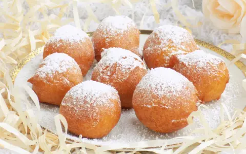 Puszyste paczki z serka homo, posypane cukrem pudrem, kuszą swoim wyglądem. Idealne na deser!