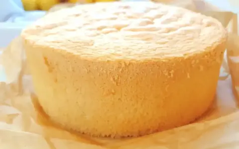 Puszysty biszkopt z 3 jaj, lekko zarumieniony, na papierze do pieczenia. Idealny do tortu.