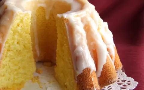 Wilgotna babka cytrynowa z lukrem, idealna na popołudniową herbatę.
