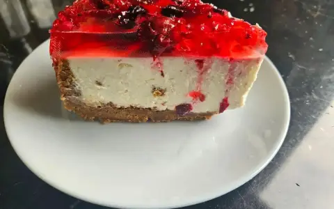 Pyszny sernik na zimno z galaretką i owocami leśnymi, na kruchym spodzie. Idealny deser na lato.