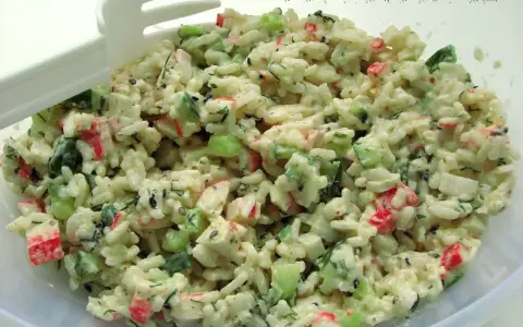 Pyszna sałatka z surimi z ryżem, ogórkiem i koperkiem. Idealna na lekki lunch.