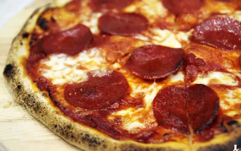 Pyszna pizza pepperoni z ciągnącym serem i chrupiącym ciastem. Idealny przepis na pizzę dla każdego miłośnika włoskich smaków.