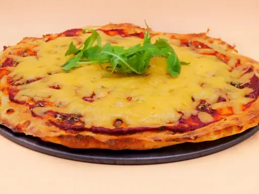Chrupiąca pizza z serka wiejskiego, pokryta ciągnącym się serem i świeżą rukolą. Idealna na szybki obiad.