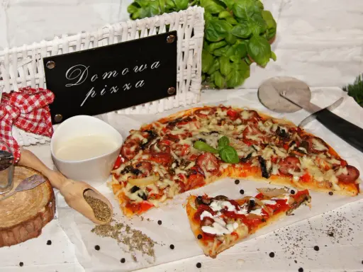 Domowa pizza bez drożdży, z kiełbasą i warzywami, podana z sosem i ziołami. Idealna na szybki obiad.