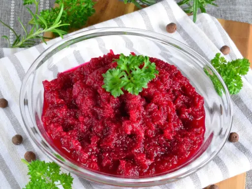 Gotowa do podania, aromatyczna ćwikła w szklanej misce, ozdobiona natką pietruszki. Idealna do obiadu, dowiedz się, jak zrobić ćwikłę!
