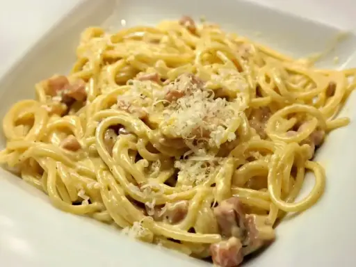 Spaghetti carbonara z boczkiem i parmezanem, kremowe i pyszne. Oryginalny przepis na carbonarę ze śmietaną.