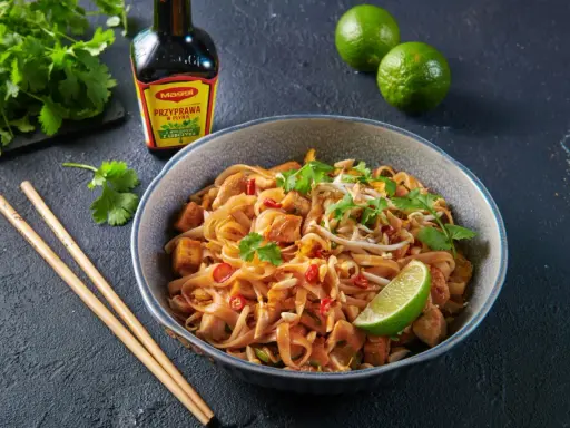 Pyszny pad thai przepis z kurczakiem, tofu i kiełkami. Idealny na szybki obiad.