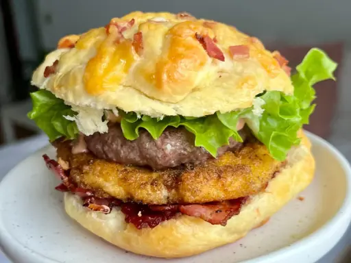 Pyszny burger drwala przepis: soczysty kotlet, chrupiący bekon, ser i świeża sałata w puszystej bułce.