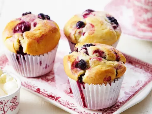 Pyszne muffinki z borówkami, pachnące latem i domowym ciepłem. Idealne na deser lub śniadanie.