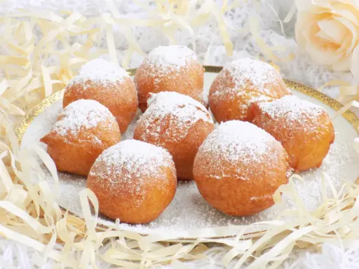 Puszyste paczki z serka homo, posypane cukrem pudrem, kuszą swoim wyglądem. Idealne na deser!