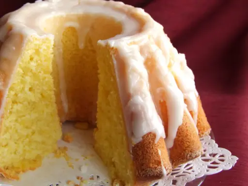 Wilgotna babka cytrynowa z lukrem, idealna na popołudniową herbatę.