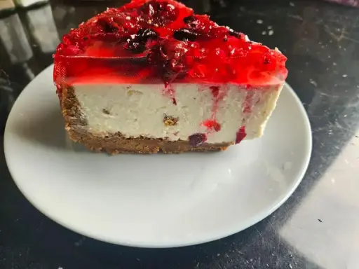 Pyszny sernik na zimno z galaretką i owocami leśnymi, na kruchym spodzie. Idealny deser na lato.