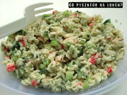 Pyszna sałatka z surimi z ryżem, ogórkiem i koperkiem. Idealna na lekki lunch.