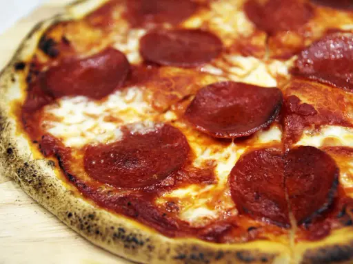 Pyszna pizza pepperoni z ciągnącym serem i chrupiącym ciastem. Idealny przepis na pizzę dla każdego miłośnika włoskich smaków.