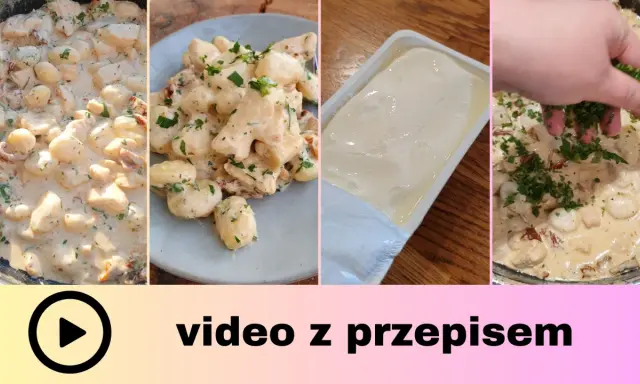 Kremowe gnocchi z kurczakiem i suszonymi pomidorami, posypane świeżą natką. Pyszny przepis na obiad.