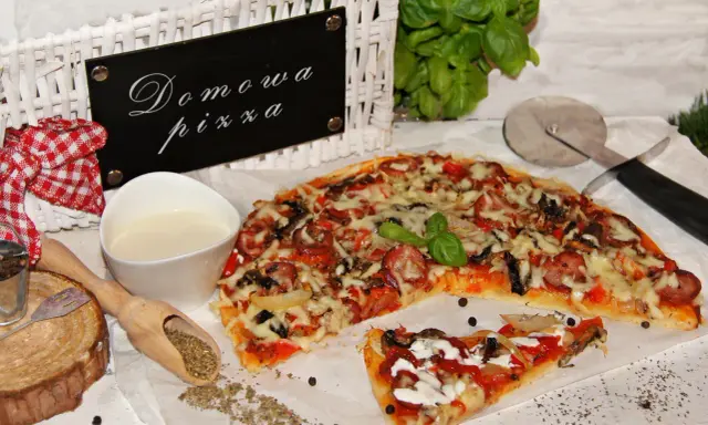 Domowa pizza bez drożdży, z kiełbasą i warzywami, podana z sosem i ziołami. Idealna na szybki obiad.