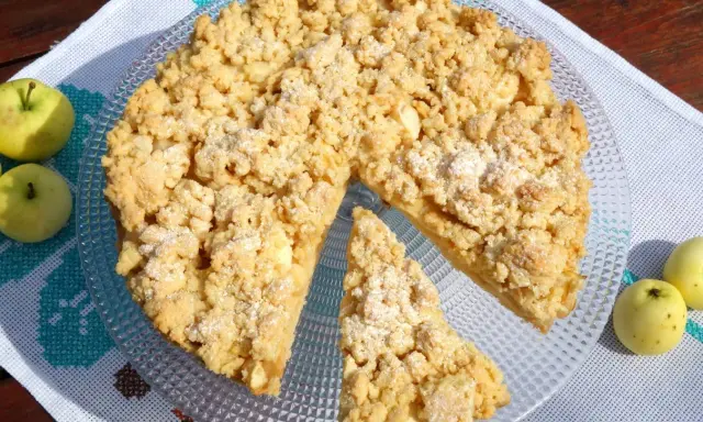 Pyszna szarlotka na kruchym cieście z kruszonką, idealna na letnie popołudnie. Ten przepis na szarlotkę jest prosty i szybki.