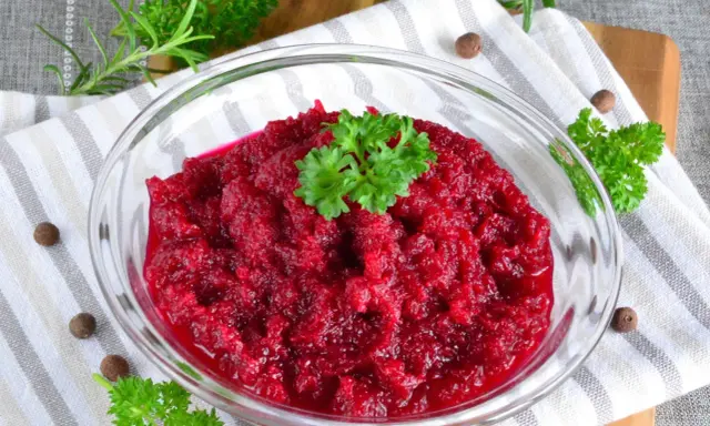 Gotowa do podania, aromatyczna ćwikła w szklanej misce, ozdobiona natką pietruszki. Idealna do obiadu, dowiedz się, jak zrobić ćwikłę!