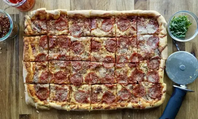Domowa pizza na blachę z pepperoni, idealna na rodzinne spotkanie. Przepis na blachę jest prosty i szybki.