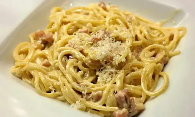 Spaghetti carbonara z boczkiem i parmezanem, kremowe i pyszne. Oryginalny przepis na carbonarę ze śmietaną.