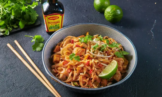 Pyszny pad thai przepis z kurczakiem, tofu i kiełkami. Idealny na szybki obiad.