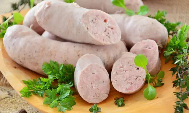 Pyszna biała kiełbasa, idealna do pieczenia. Ten przepis na białą kiełbasę zachwyci każdego.