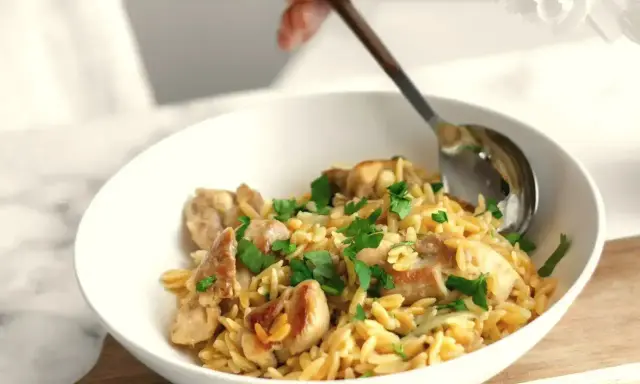 Miseczka pysznego makaronu orzo z kurczakiem i natką pietruszki. Idealny dobry szybki obiad na niedzielę.