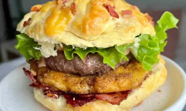 Pyszny burger drwala przepis: soczysty kotlet, chrupiący bekon, ser i świeża sałata w puszystej bułce.