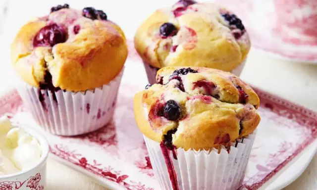 Pyszne muffinki z borówkami, pachnące latem i domowym ciepłem. Idealne na deser lub śniadanie.