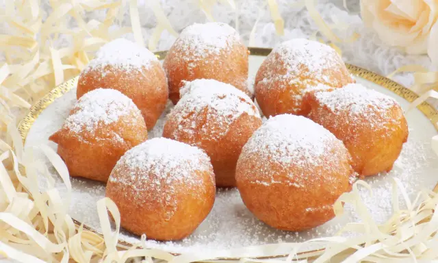 Puszyste paczki z serka homo, posypane cukrem pudrem, kuszą swoim wyglądem. Idealne na deser!