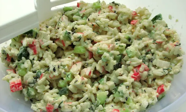 Pyszna sałatka z surimi z ryżem, ogórkiem i koperkiem. Idealna na lekki lunch.
