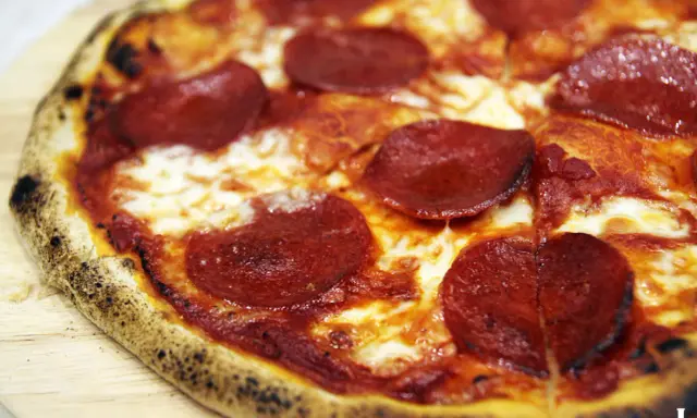 Pyszna pizza pepperoni z ciągnącym serem i chrupiącym ciastem. Idealny przepis na pizzę dla każdego miłośnika włoskich smaków.