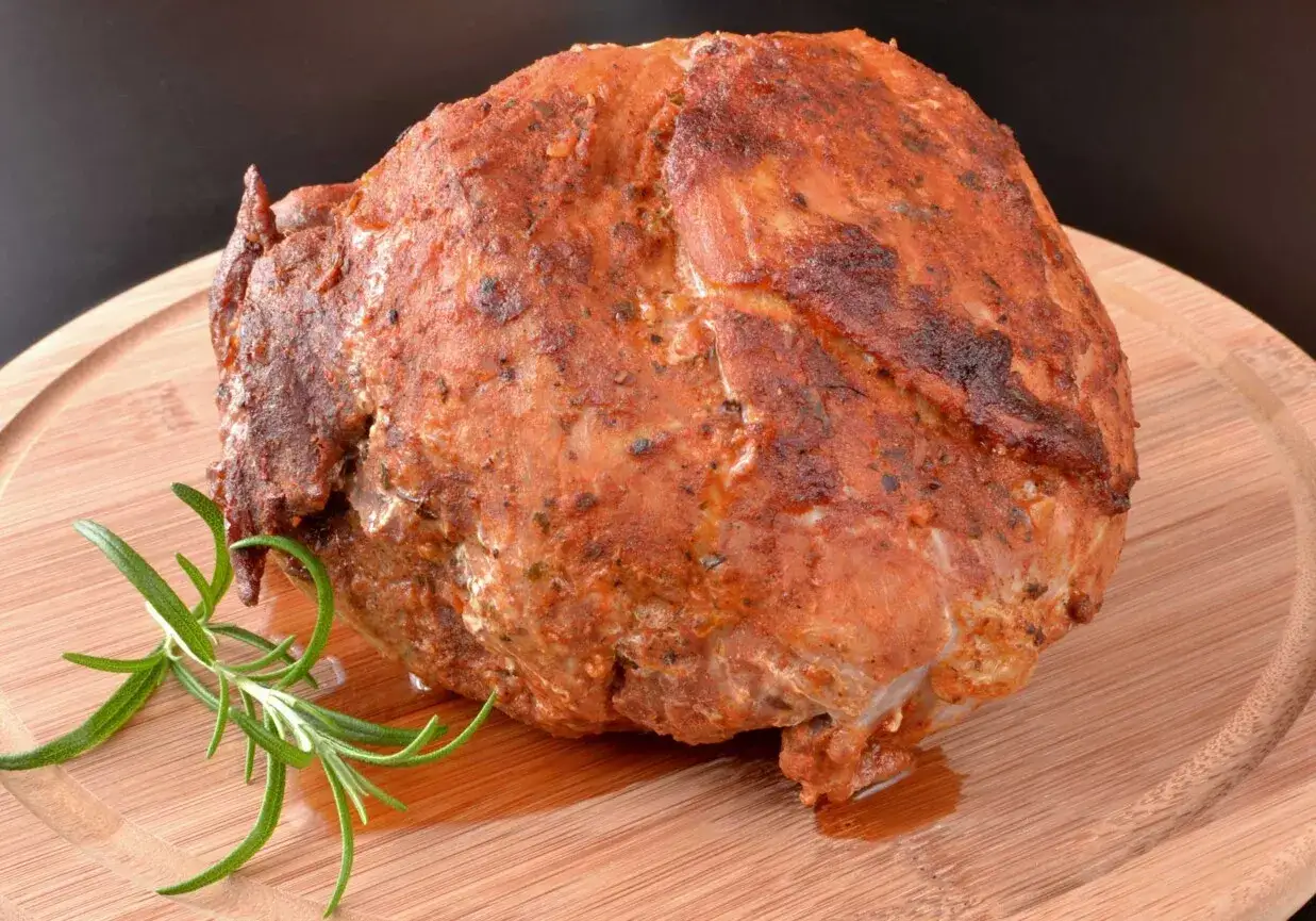 Pieczona szynka z ziołami, idealna do marynaty. Aromatyczny rozmaryn podkreśla smak.