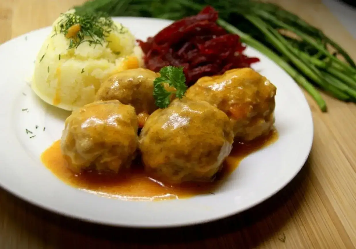 Pyszne pulpety w sosie pomidorowym, podane z puree ziemniaczanym i buraczkami.