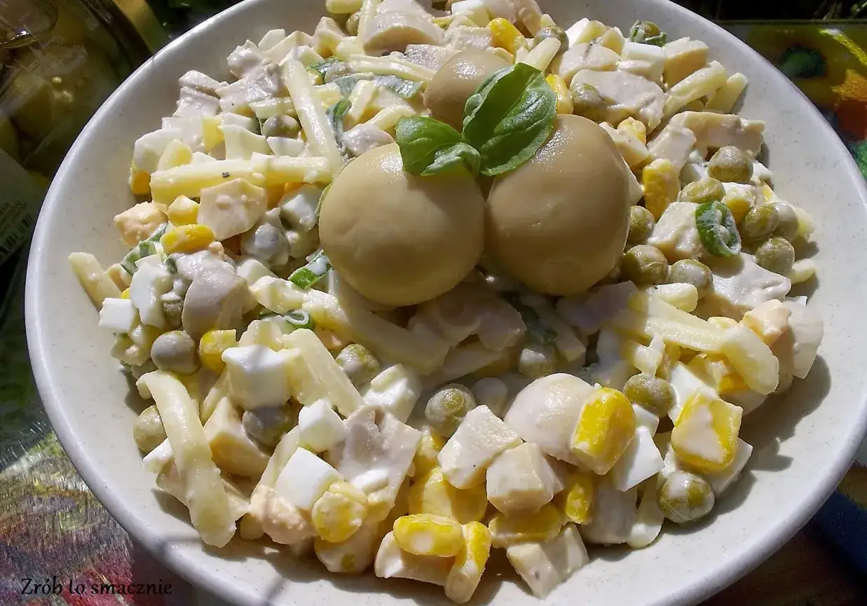 Sałatka z pieczarkami marynowanymi i jajkiem, z makaronem, kukurydzą i groszkiem, polana majonezem.