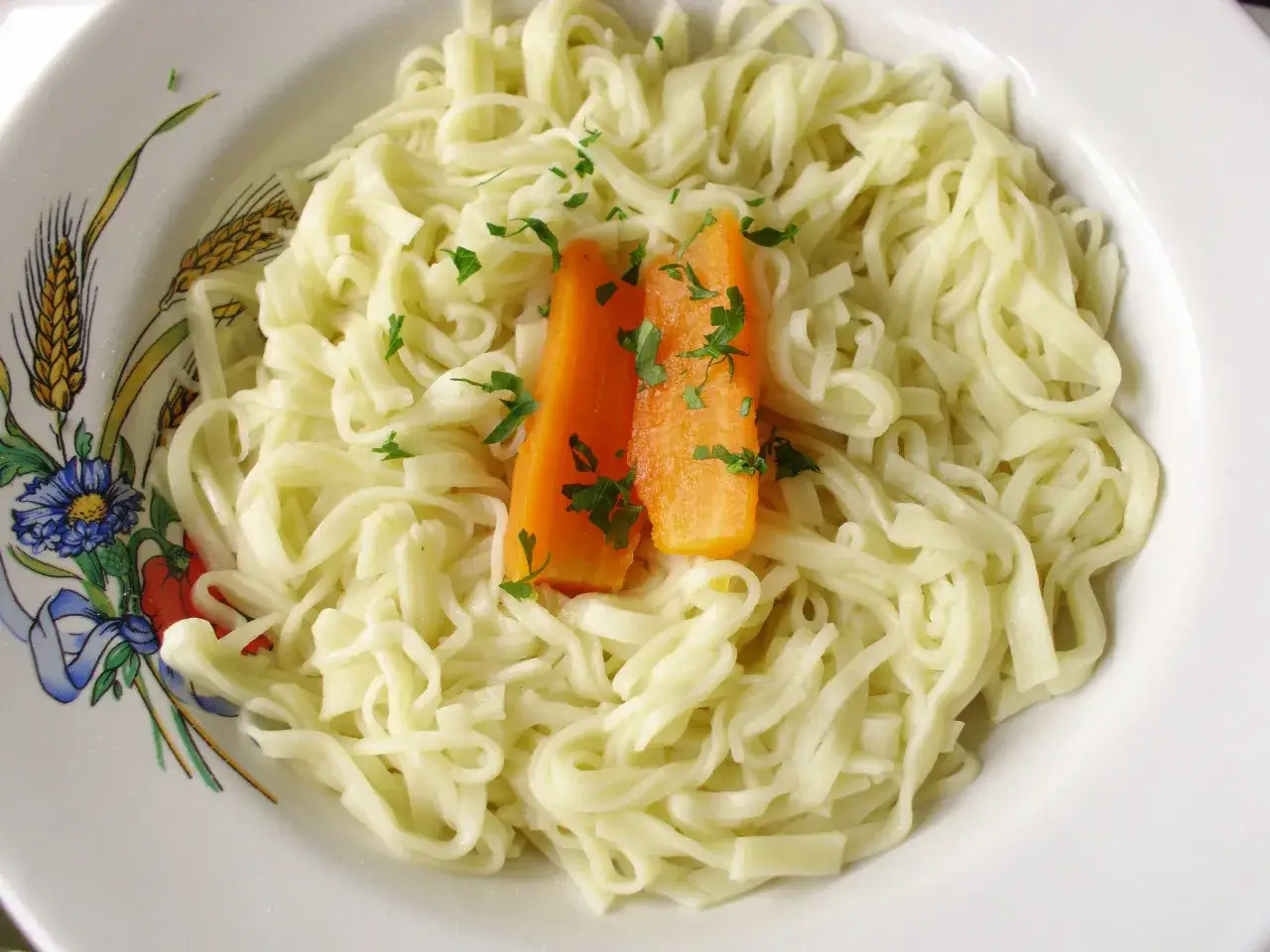 Prosty przepis na makaron z marchewką i natką pietruszki. Idealny na szybki obiad.