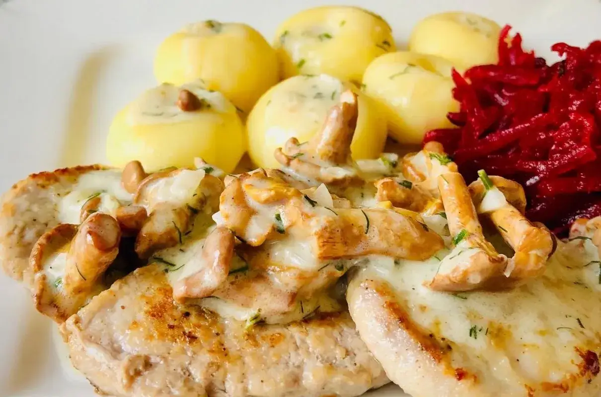 Polędwiczki w sosie kurkowym, podane z ziemniakami i buraczkami. Pyszne danie, które zachwyci każdego smakosza.