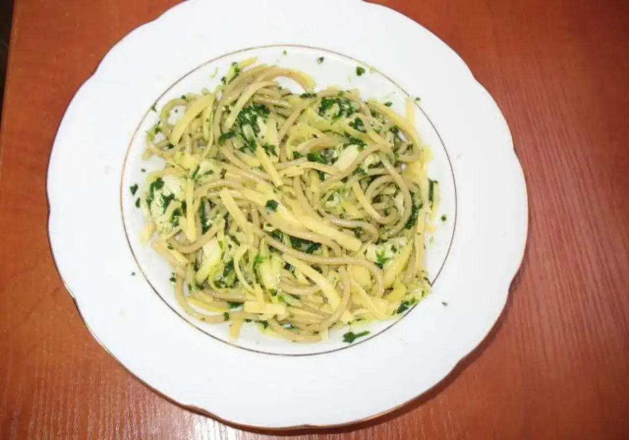 Makaron z zielonym, aromatycznym pesto z rukoli i startym serem.