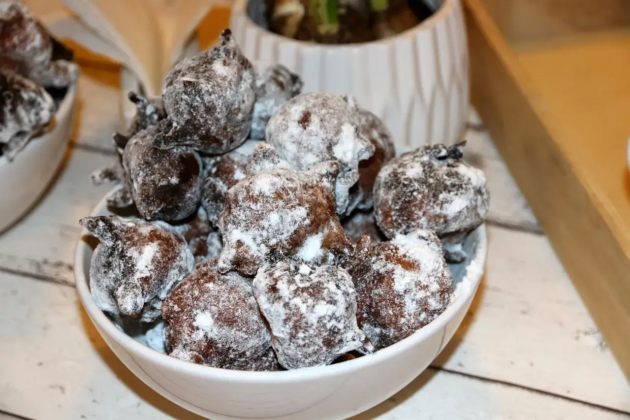 Puszyste paczki z serka homo, posypane cukrem pudrem, wyglądają apetycznie. Idealne na deser!