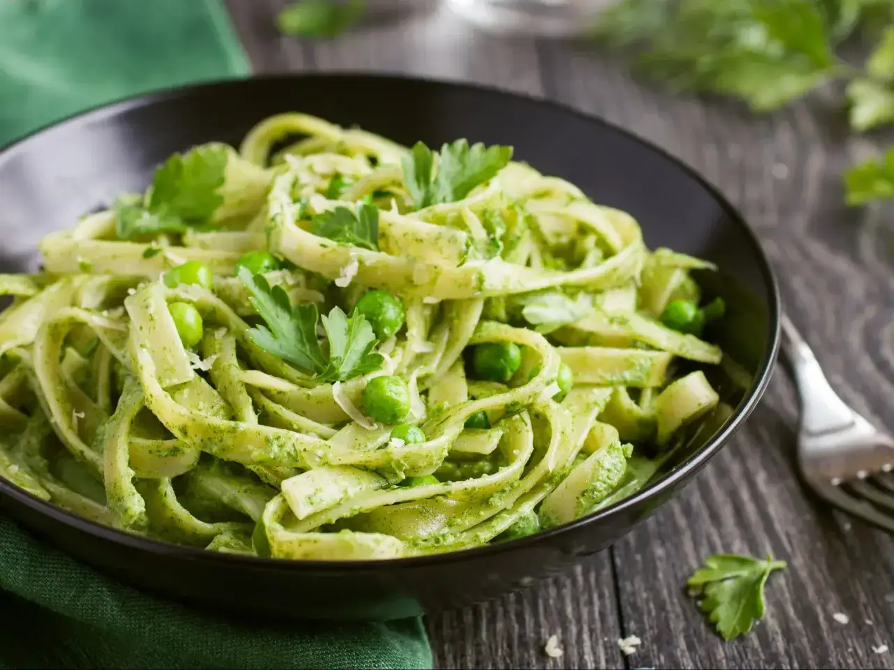 Tagliatelle z groszkiem i aromatycznym pesto z bazylii, posypane parmezanem.