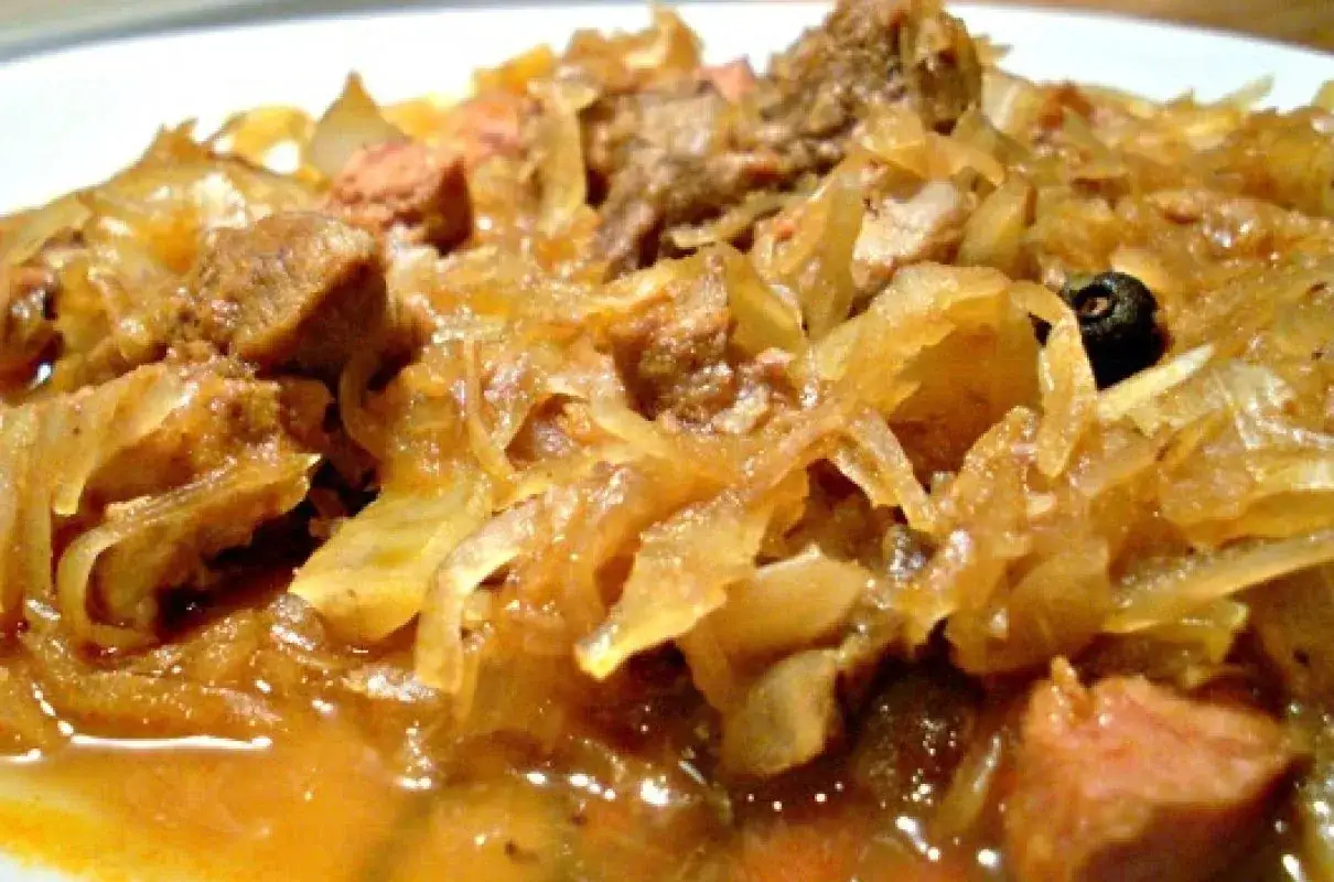 Pyszny bigos Ani, pełen mięsa i kapusty, gotowy do podania.