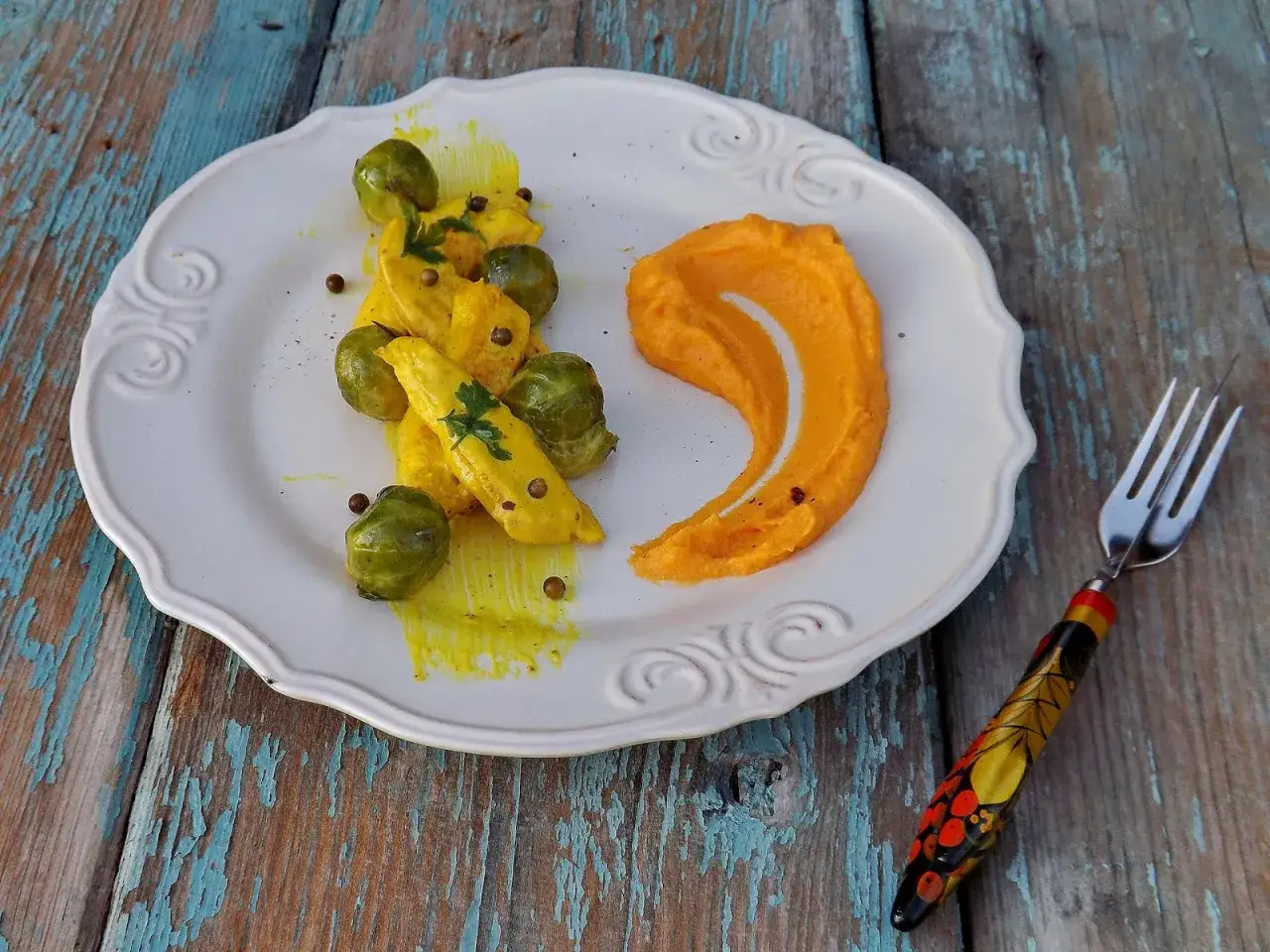 Pyszne danie z kurczakiem, brukselką i aksamitnym puree z batata.