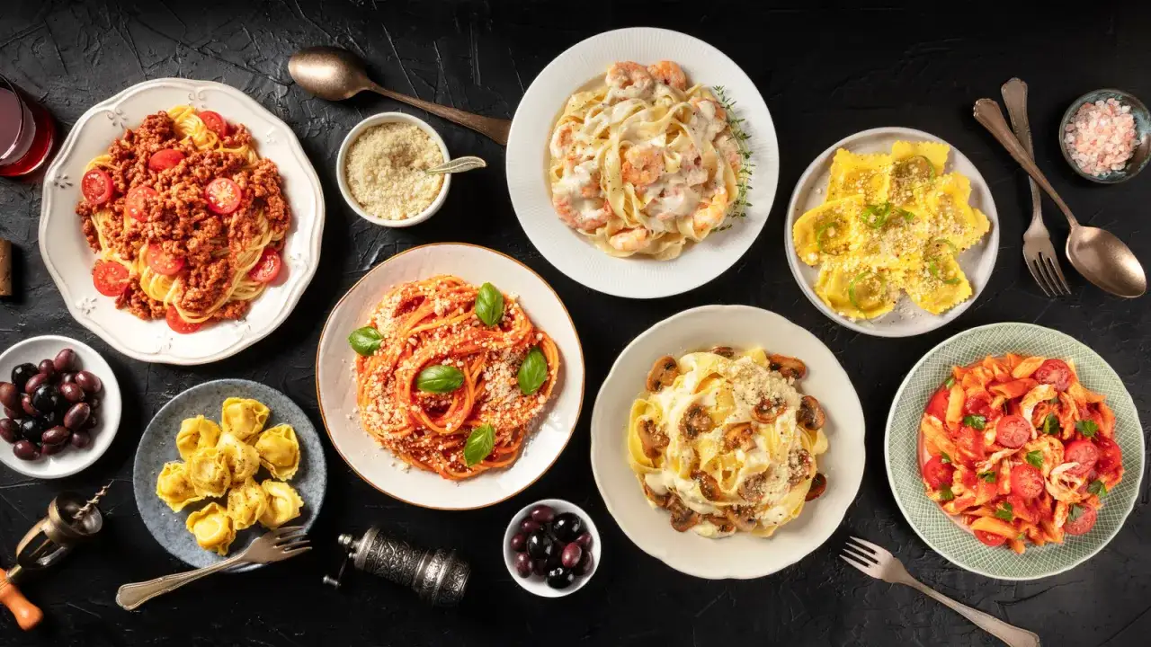 Różnorodne dania z makaronem: spaghetti bolognese, fettuccine z krewetkami, ravioli, makaron z sosem pomidorowym i grzybami, penne z kurczakiem. Idealny sos do spaghetti i inne włoskie smaki.