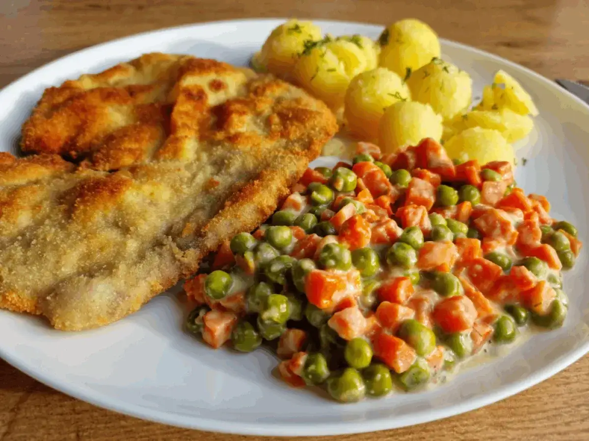 Kotlet schabowy z ziemniaczkami i kremową marchewką z groszkiem. Pyszny, domowy obiad.