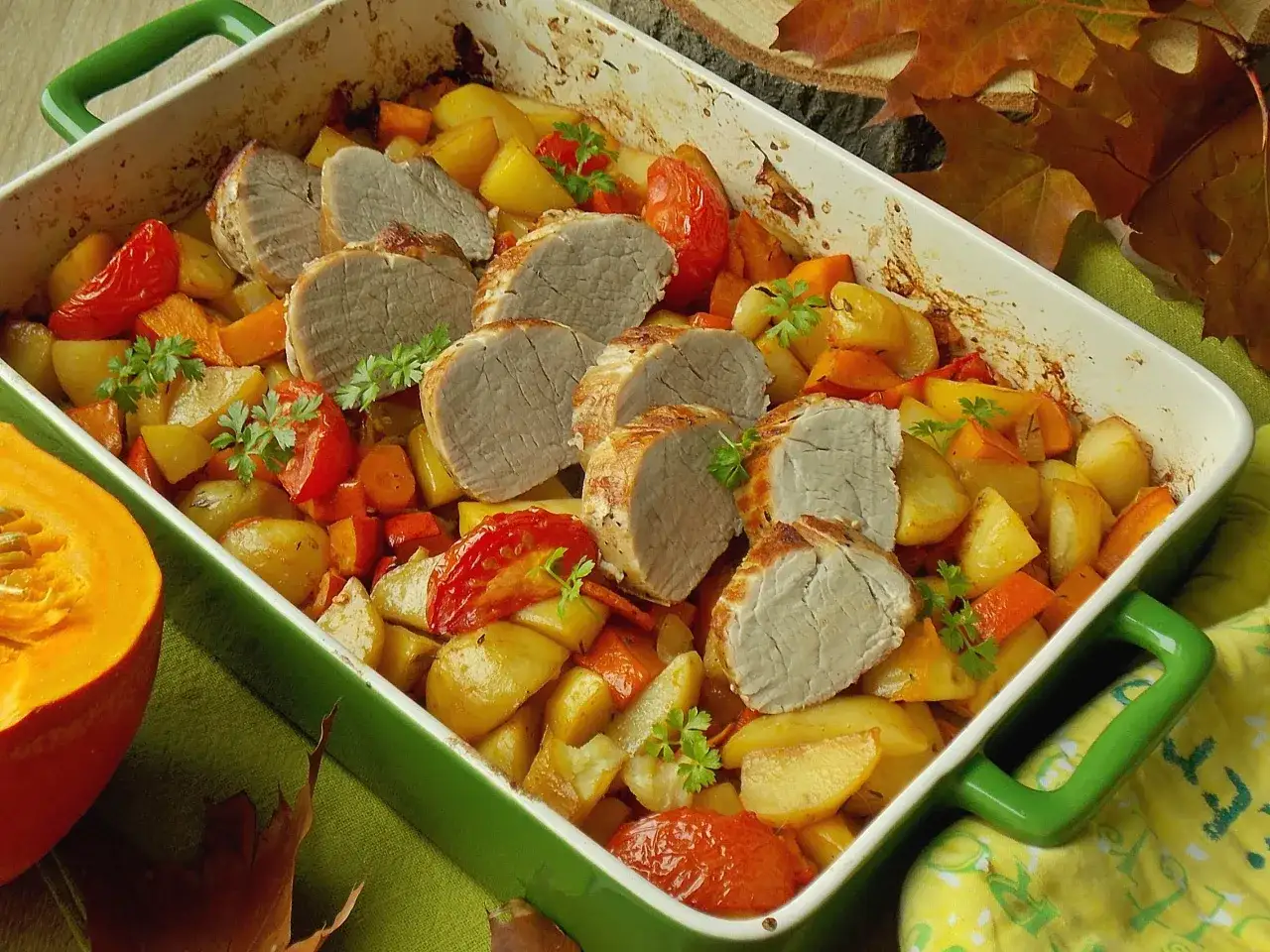 Pyszny przepis na polędwiczki wieprzowe z piekarnika z pieczonymi ziemniakami, marchewką i pomidorkami.