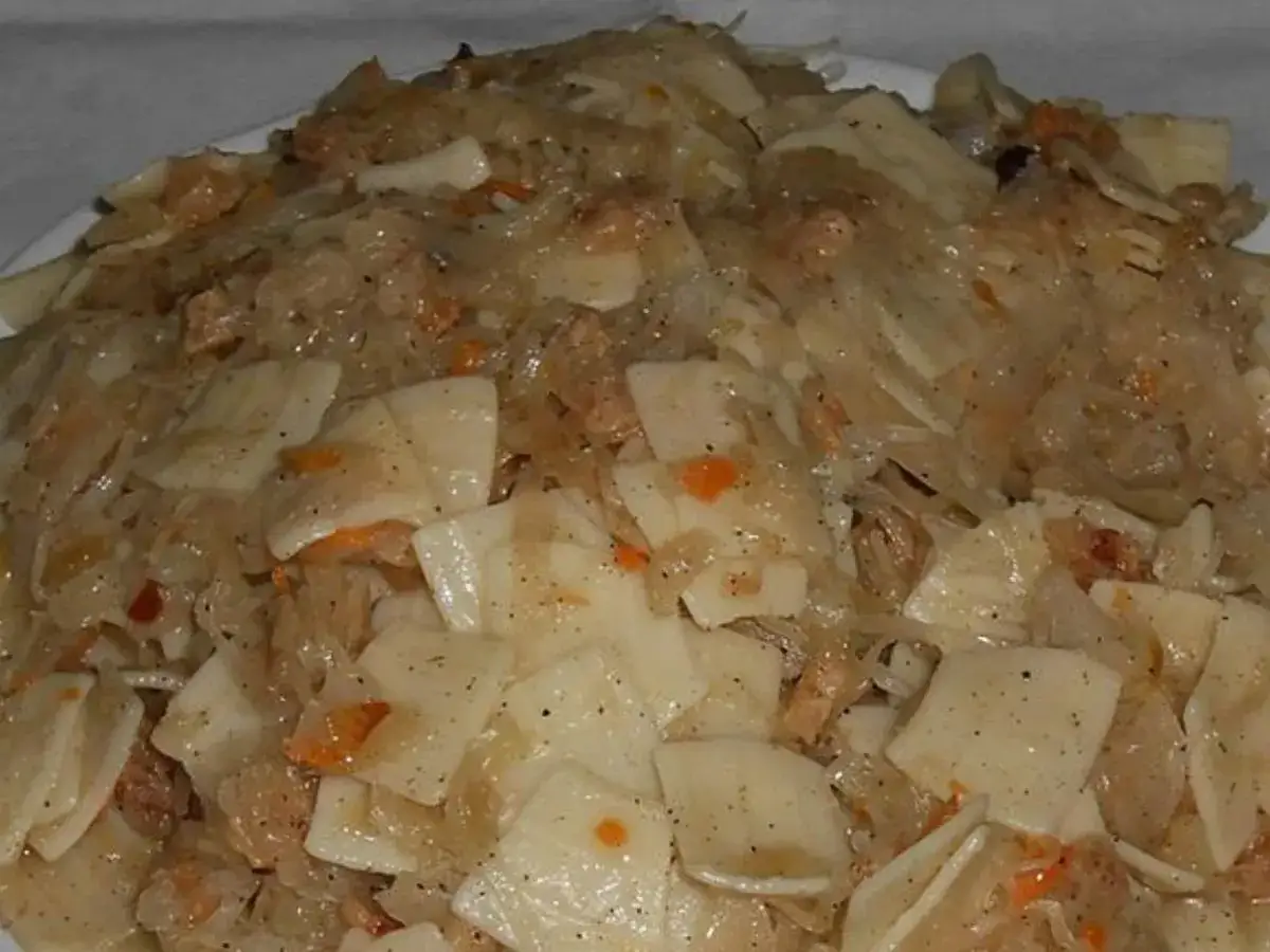 Pyszne danie z kluskami i kapustą, idealne na obiad na dwa dni.
